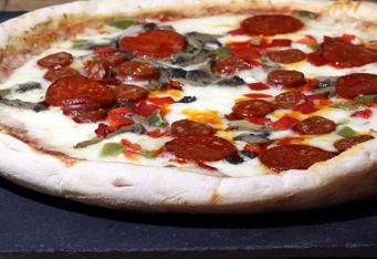  Pizza s chorizem, karamelizovanou cibulí a olivami